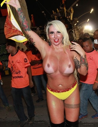 Sabrina Boing Boing mostra os peitos no Carnaval 2015